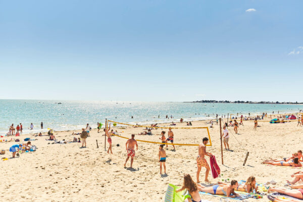 Grande plage de Damgan avec joueurs de volley