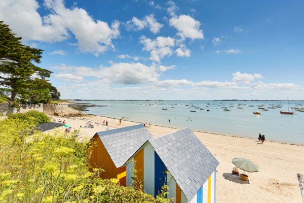 Petite plage de Kervoyal avec ses cabines colorées